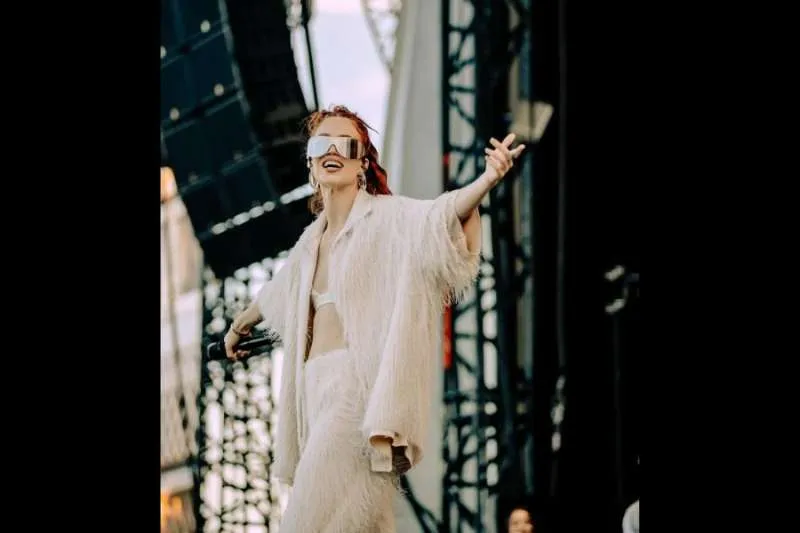 JESS GLYNNE MEETS VOICE BEHIND VIRAL JET2HOLIDAYS AD