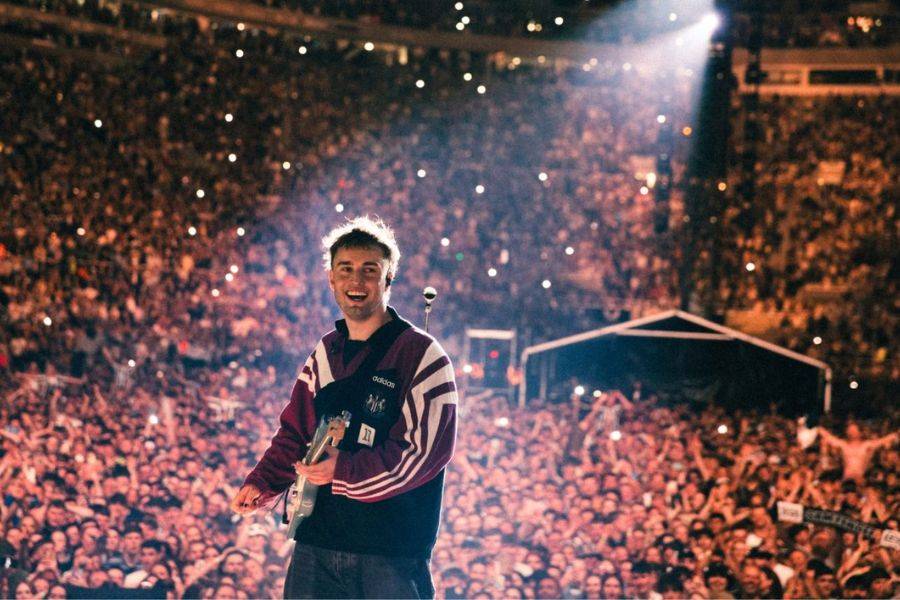 SAM FENDER HELPS SAVE 38 MUSIC VENUES THROUGH CONCERT FUNDRAISING