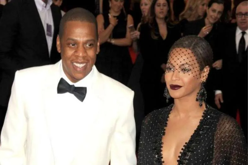 BEYONCÉ AND JAY-Z SET TO SWAP HOLLYWOOD FOR THE COTSWOLDS BEYONCÉ AND JAY-Z SET TO SWAP HOLLYWOOD FOR THE COTSWOLDS