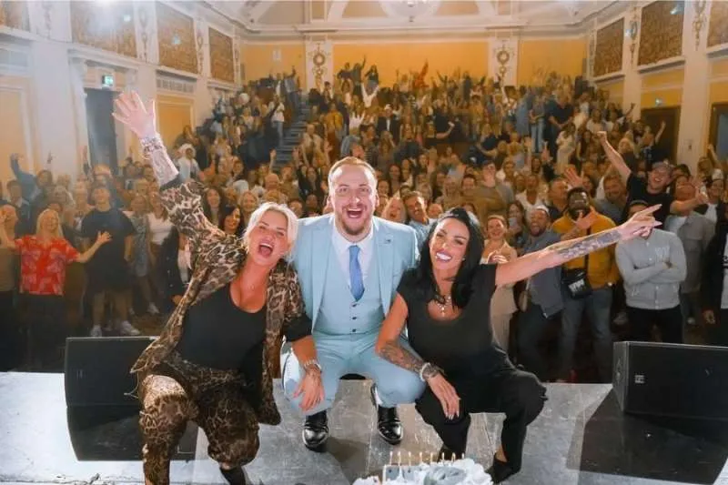 KATIE PRICE AND KERRY KATONA: HECKLERS EJECTED FROM TOUR LAUNCH KATIE PRICE AND KERRY KATONA: HECKLERS EJECTED FROM TOUR LAUNCH