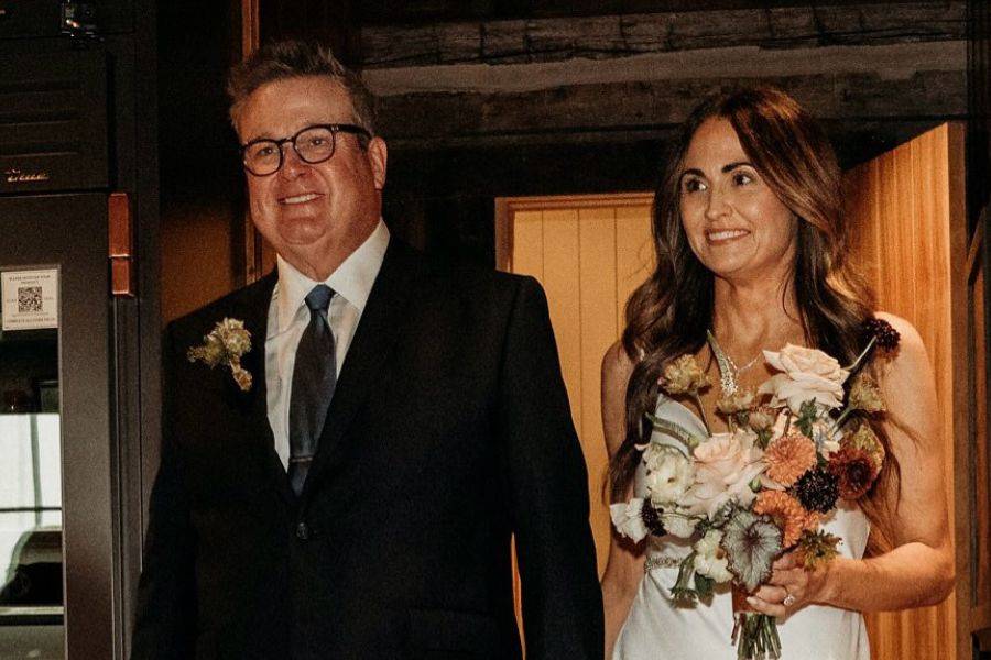 MODERN FAMILY’S ERIC STONESTREET MARRIES LONGTIME GIRLFRIEND 