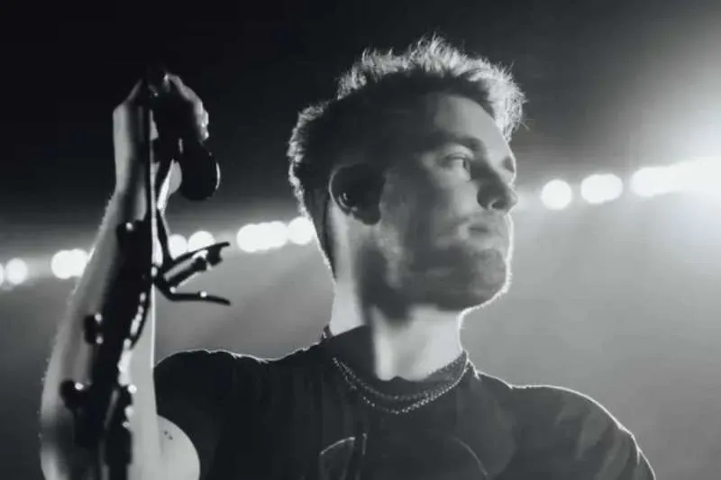 SAM FENDER MAKES MUSIC HISTORY WITH FIRST-EVER ALL-ELECTRIC TOUR FLEET SAM FENDER MAKES MUSIC HISTORY WITH FIRST-EVER ALL-ELECTRIC TOUR FLEET