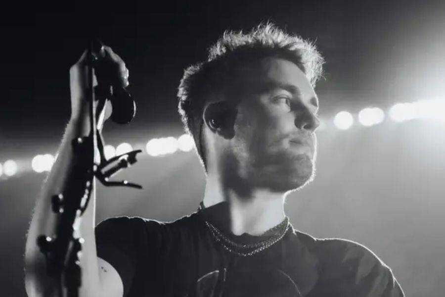 SAM FENDER MAKES MUSIC HISTORY WITH FIRST-EVER ALL-ELECTRIC TOUR FLEET