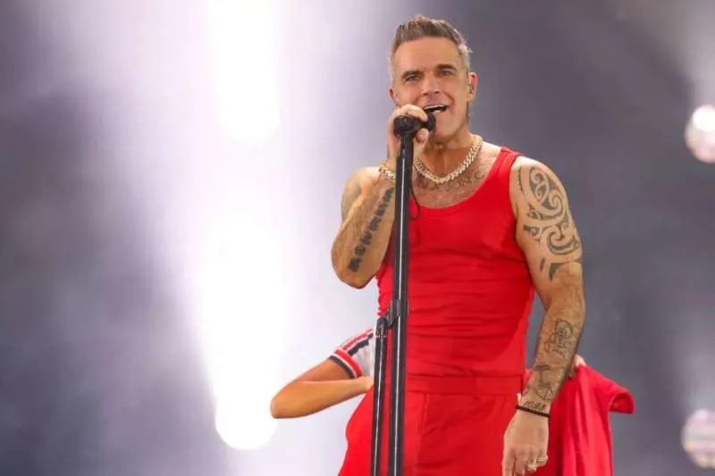 ROBBIE WILLIAMS POSTPONES NEW ALBUM TO AVOID TAYLOR SWIFT CHART CLASH ROBBIE WILLIAMS POSTPONES NEW ALBUM TO AVOID TAYLOR SWIFT CHART CLASH
