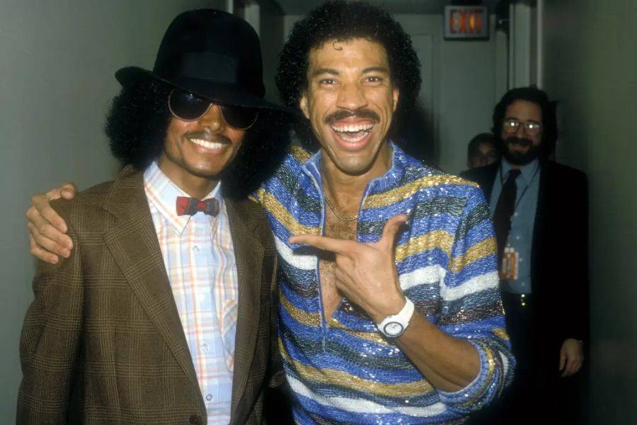 LIONEL RICHIE CLAIMS MICHAEL JACKSON WAS “SMELLY” IN NEW MEMOIR