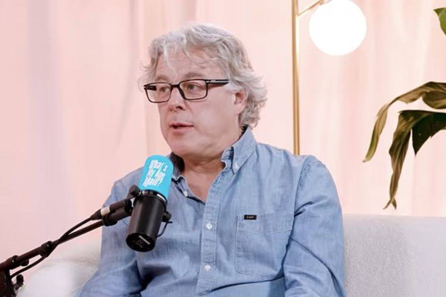 ALAN DAVIES: “JENNIFER ANISTON CHATTED ME UP”