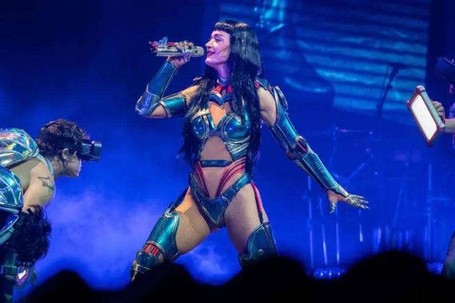 KATY PERRY APPEARS TO CONFIRM JUSTIN TRUDEAU ROMANCE DURING LONDON O2 SHOW