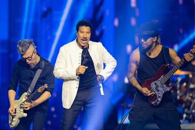 LIONEL RICHIE REVEALS SURPRISING HEALTH STRUGGLE ONSTAGE AT LONDON O2