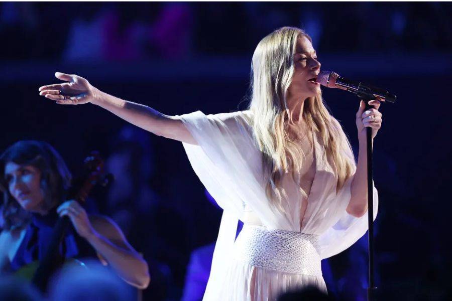 LEANN RIMES LOSES TEETH ON STAGE – BUT THE SHOW GOES ON