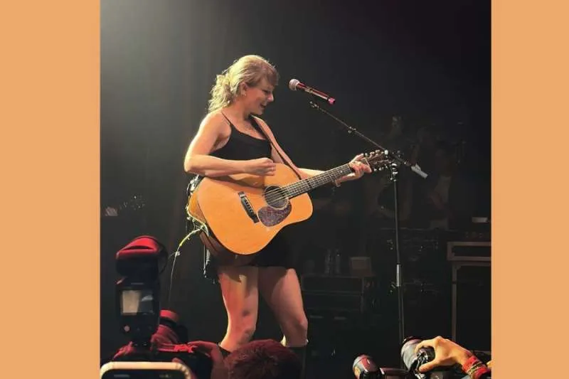 TAYLOR SWIFT STUNS FANS WITH SURPRISE ‘SHAKE IT OFF’ PERFORMANCE 