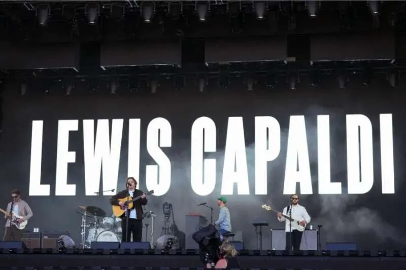 “I’m Back, Baby!” – Emotional Lewis Capaldi Returns to Glastonbury Stage After Two-Year Hiatus “I’m Back, Baby!” – Emotional Lewis Capaldi Returns to Glastonbury Stage After Two-Year Hiatus