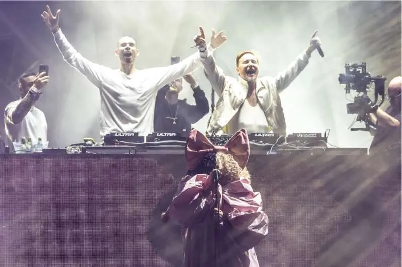 Sia and David Guetta Perform ‘Titanium’ Live for the First Time Ever Sia and David Guetta Perform ‘Titanium’ Live for the First Time Ever