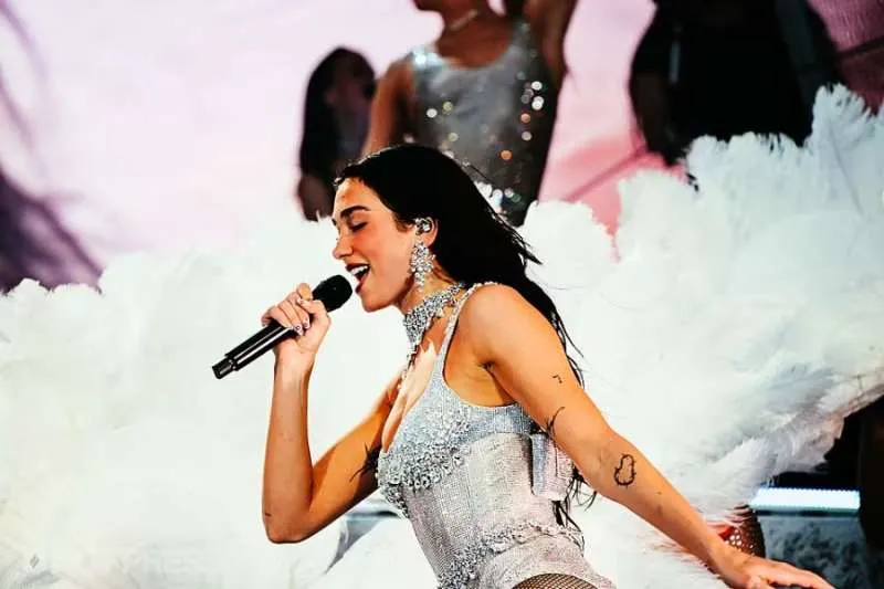 DUA LIPA STUNS FANS IN DUBLIN WITH EMOTIONAL TRIBUTE TO SINEAD O’CONNOR DUA LIPA STUNS FANS IN DUBLIN WITH EMOTIONAL TRIBUTE TO SINEAD O’CONNOR