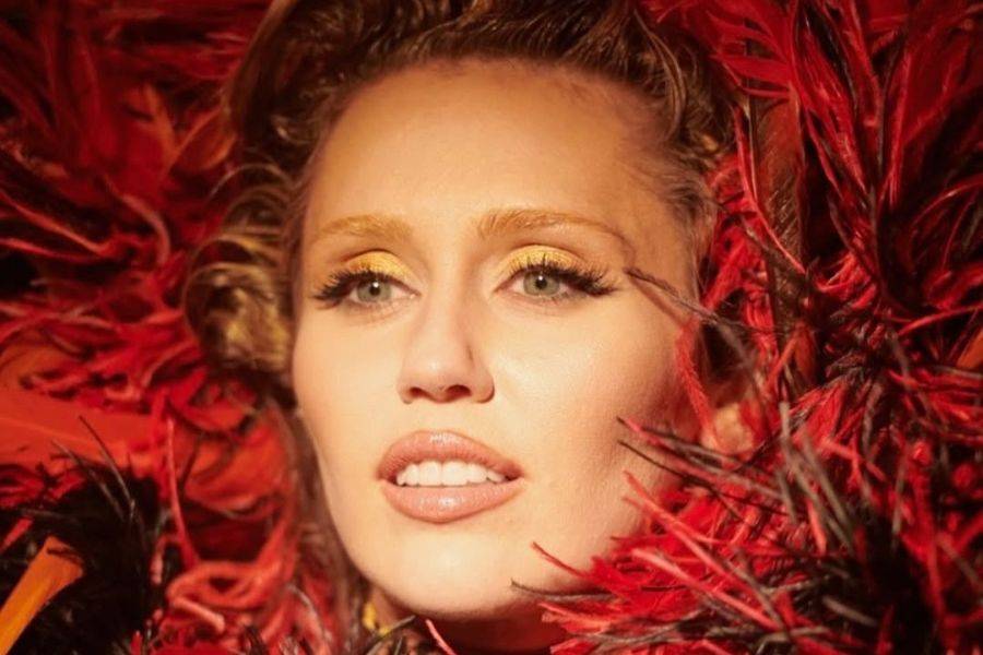 Miley Cyrus Says It “Feels Like a Dream” to Receive Hollywood Walk of Fame Star